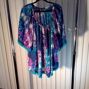 Torquos Blouse w/Pink and White Designs.